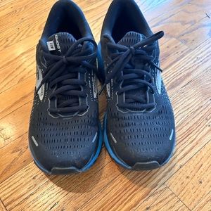 Brooks size 9.5 sneakers great condition